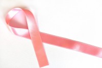Pracownicy Śląskiego Oddziału Wojewódzkiego NFZ wzięli udziałw uroczystej premierze spotu Z sercem dla kobiet walczących z rakiem piersi